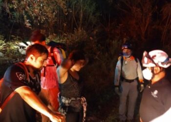 Rescatan a pareja extraviada en Cerro de las Mitras