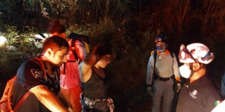 Rescatan a pareja extraviada en Cerro de las Mitras