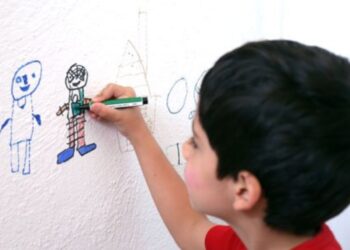 Niño vende amigos imaginarios a compañeros de escuela y gana 500 pesos