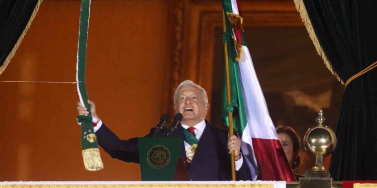 López Obrador da Grito por el 211 aniversario de la Independencia