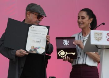 Sheinbaum entrega llaves de la CDMX al cantautor cubano Silvio Rodríguez