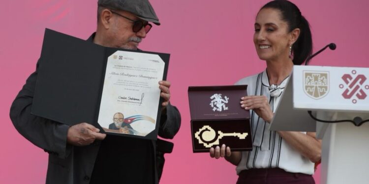 Sheinbaum entrega llaves de la CDMX al cantautor cubano Silvio Rodríguez