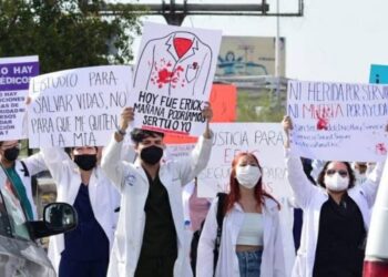Médicos pasantes protestan contra Maru Campos y los altos niveles de inseguridad