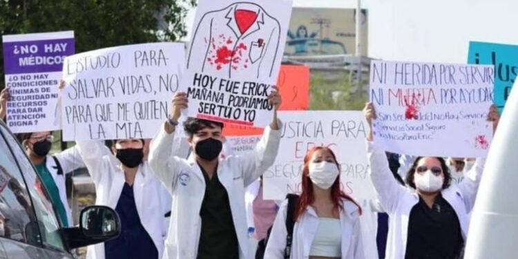 Médicos pasantes protestan contra Maru Campos y los altos niveles de inseguridad